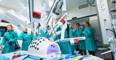 Roboty w służbie chirurgii i inne inwestycje w ochronie zdrowia