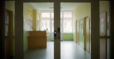 Kurator zaleca szkołom pilny przegląd zasad bezpieczeństwa